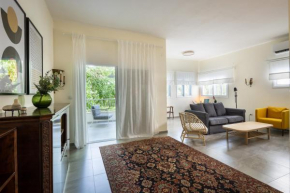 Eclectic Dreams Rabin Square Apt with Shelter by Sea N' Rent
